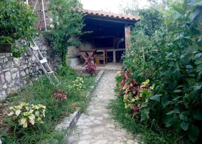Seaside Retreat With Garden View Villa Lukovë