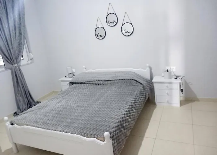 Seaside Retreat With Garden View